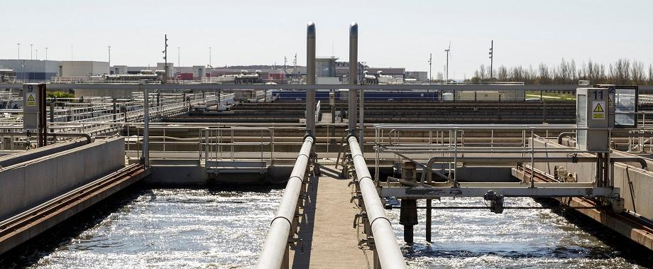 Qué sabes de lo que ocurre cuando el agua del grifo se va por el desagüe?  Es agua usada, agua sucia, pero que debidamente tratada puede volver a su  medio sin carga