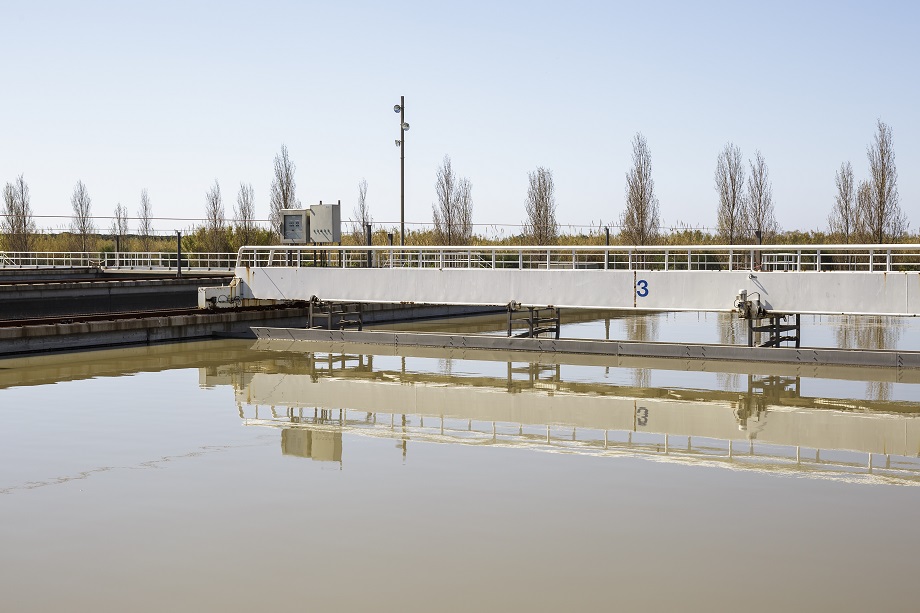 Qué sabes de lo que ocurre cuando el agua del grifo se va por el desagüe?  Es agua usada, agua sucia, pero que debidamente tratada puede volver a su  medio sin carga